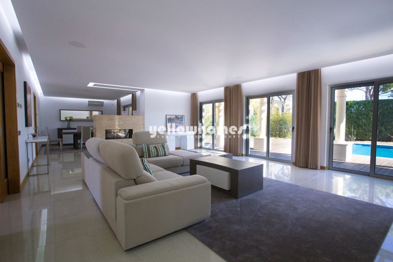 Bright and luxurious Villa in top location close to all amenities Central Algarve